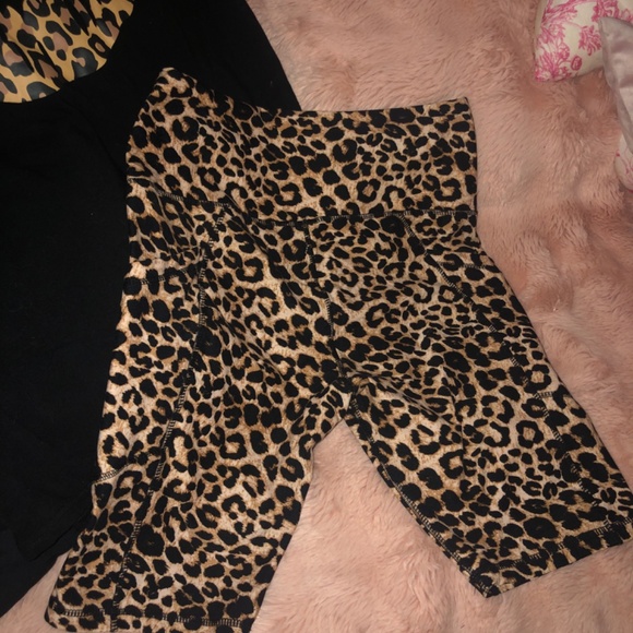 Womens 2 piece set leopard biker short and lips tee - Picture 3 of 5